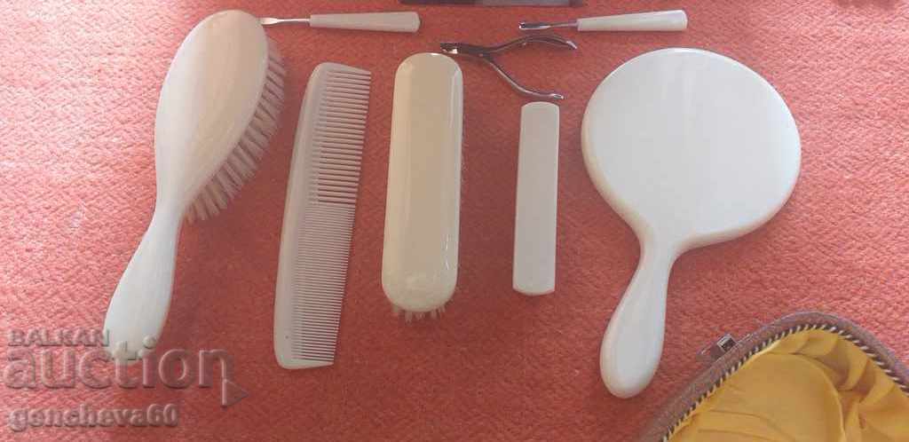Set cosmetic rar într-o valiză de piele/Anii '60 - 6 Set cosmetic rar într-o valiză de piele/Anii '60 - 6