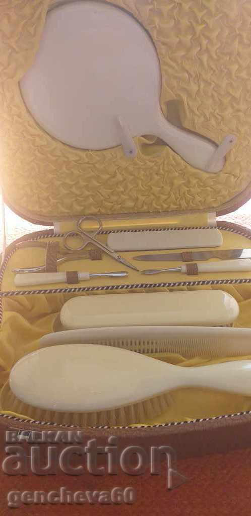 Set cosmetic rar într-o valiză de piele/Anii '60 - 7 Set cosmetic rar într-o valiză de piele/Anii '60 - 7