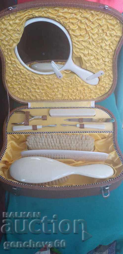 Set cosmetic rar într-o valiză de piele/Anii '60 Set cosmetic rar într-o valiză de piele/Anii '60