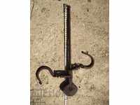 Стар османски кантар желязо.