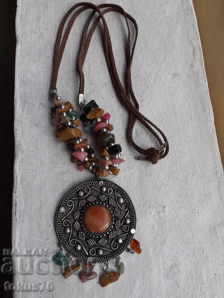 Μεγάλο κολιέ για τη φορεσιά με δερμάτινες γραβάτες με τιμή 29.00 BGN | € 14.83