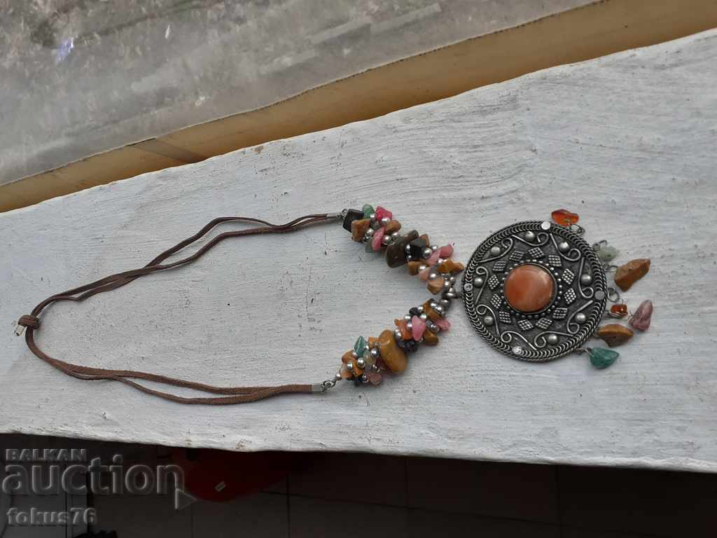 Δημοπρασία Μεγάλο κολιέ για τη φορεσιά με δερμάτινες γραβάτες