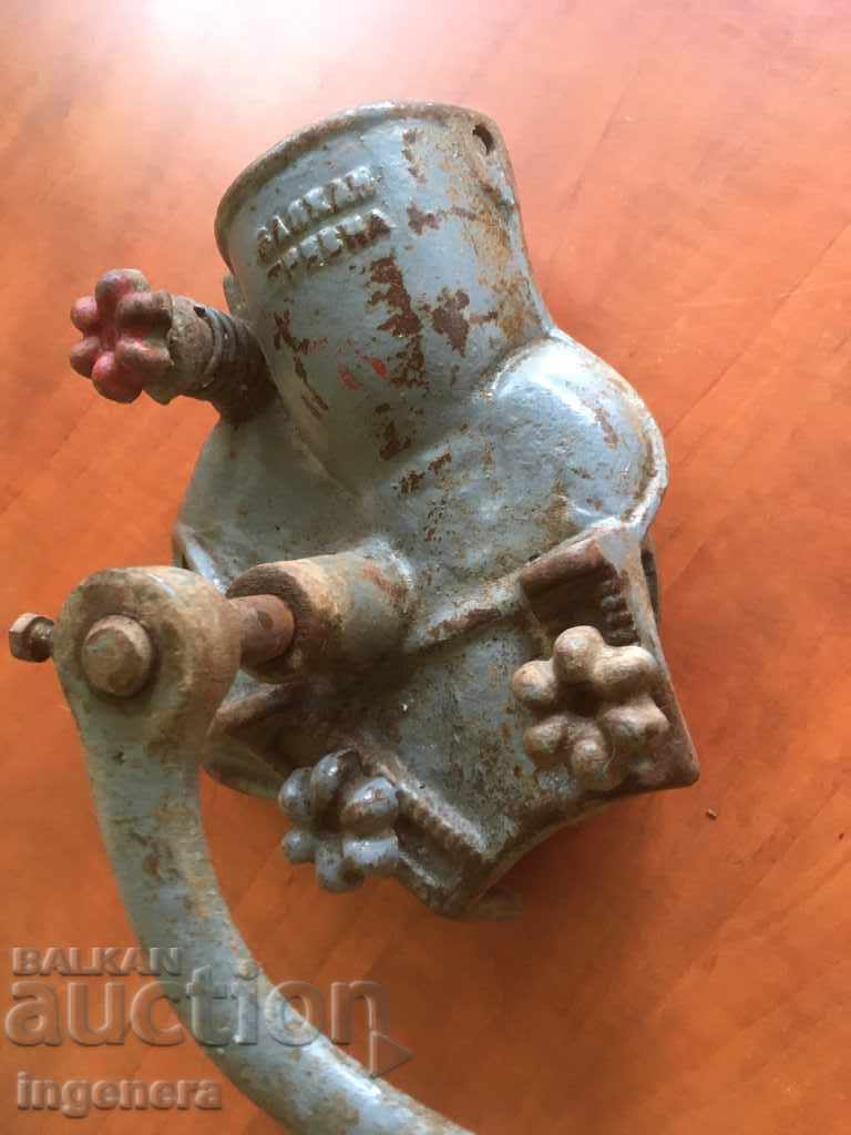 MAȘINĂ VECHE MANUALĂ DE MĂCINAT PORUMB cu preț € 13.80 | 26.99 BGN