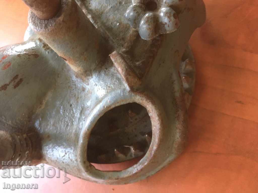 Licitație MAȘINĂ VECHE MANUALĂ DE MĂCINAT PORUMB