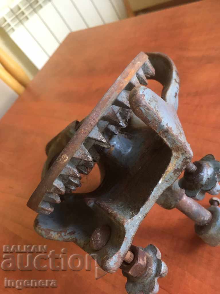 HAND-HELD ANTIQUE FOR CORN MILLING MACHINE - 6 HAND-HELD ANTIQUE FOR CORN MILLING MACHINE - 6