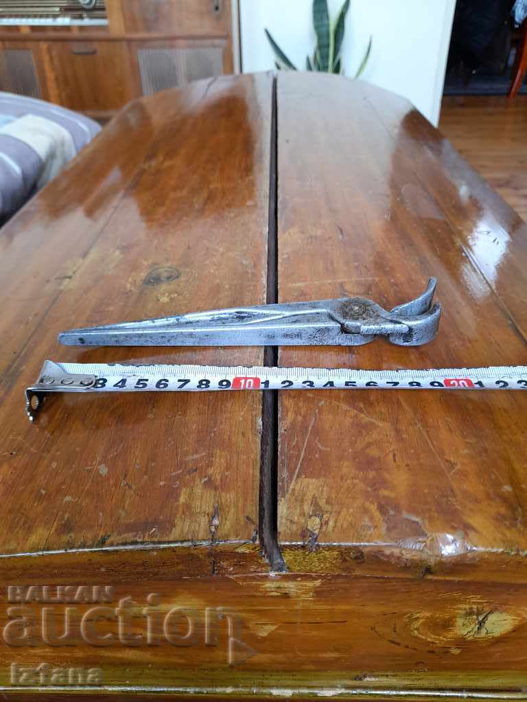 Old pliers with price 20.00 BGN | € 10.23 Old pliers with price 20.00 BGN | € 10.23