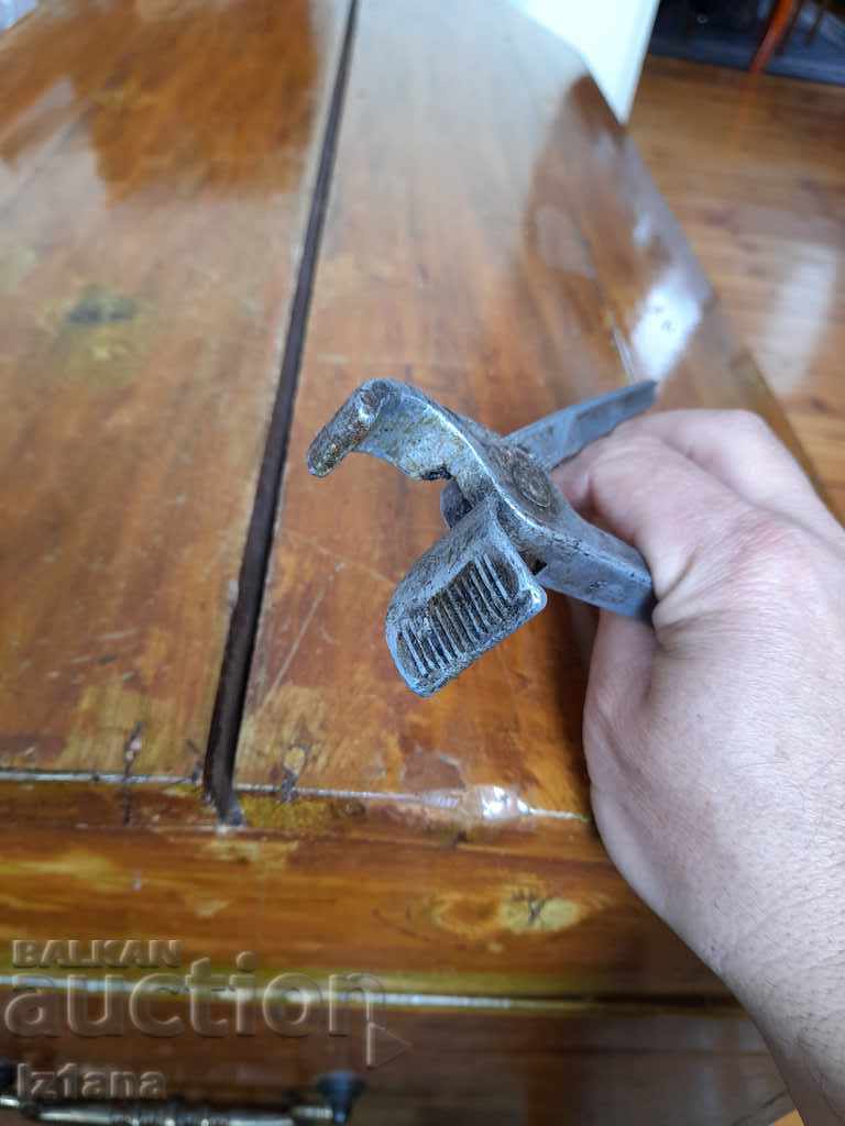 Delivery of Old pliers Delivery of Old pliers