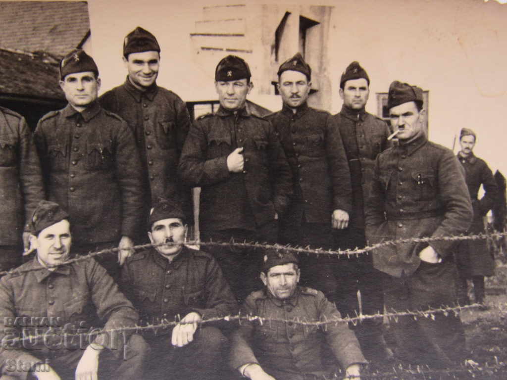 Стара военна снимка от 40-те год. ХХ век с цена 14.00 лв. | € 7.16 Стара военна снимка от 40-те год. ХХ век с цена 14.00 лв. | € 7.16