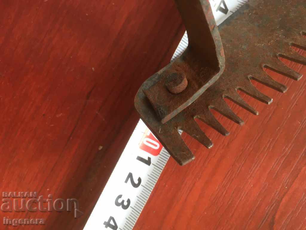 COMB COMB FORGED TOOL ANCIENT FOR ANIMALS with price 18.00 BGN | € 9.20 COMB COMB FORGED TOOL ANCIENT FOR ANIMALS with price 18.00 BGN | € 9.20