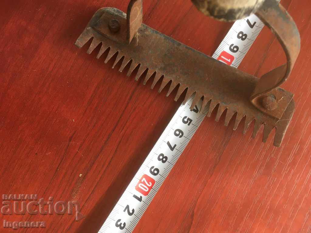 Delivery of COMB COMB FORGED TOOL ANCIENT FOR ANIMALS Delivery of COMB COMB FORGED TOOL ANCIENT FOR ANIMALS