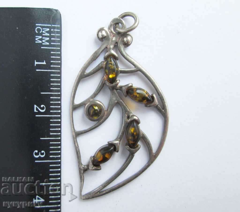 Pandantiv de argint pentru femei vechi, pandantiv, chihlimbar verde cu preț 25.00 BGN | € 12.78 Pandantiv de argint pentru femei vechi, pandantiv, chihlimbar verde cu preț 25.00 BGN | € 12.78