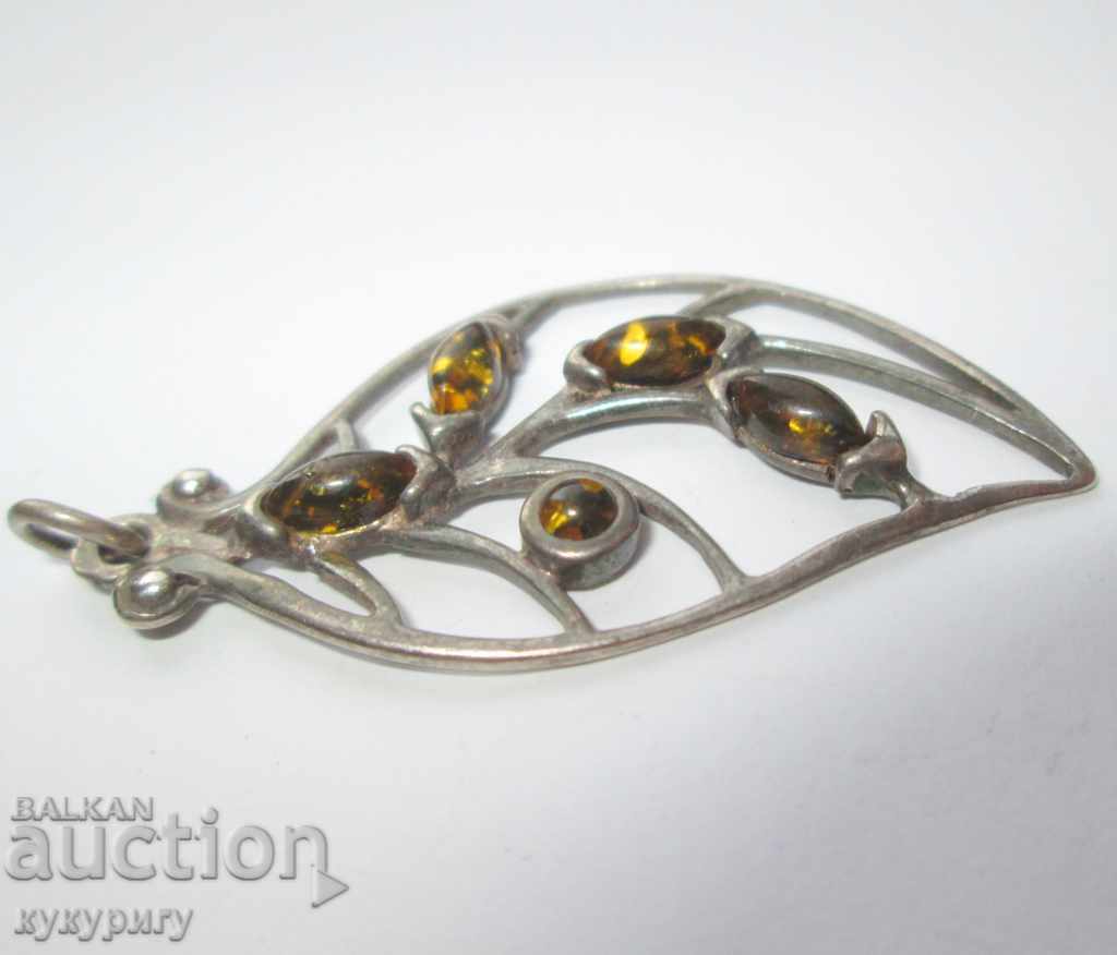 Licitație Pandantiv argintiu pentru dame cu chihlimbar verde Licitație Pandantiv argintiu pentru dame cu chihlimbar verde