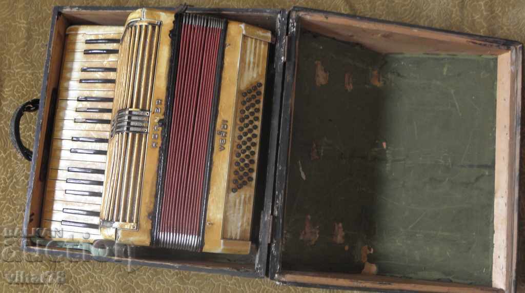 Delivery of OLD ACCORDION WITH SUITCASE Delivery of OLD ACCORDION WITH SUITCASE