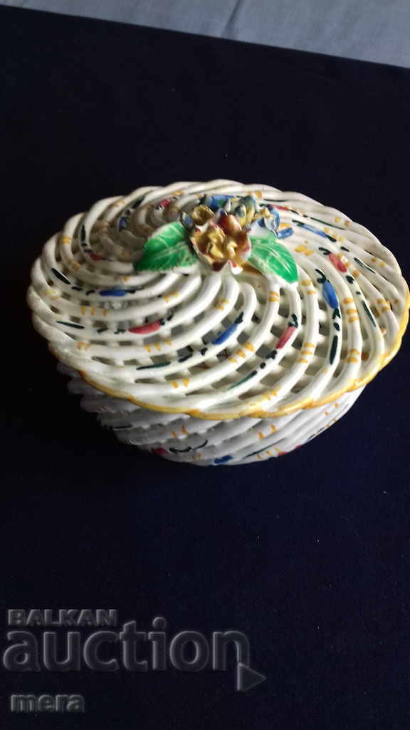 Bomboniera ajurata din portelan cu preț 60.00 BGN | € 30.68