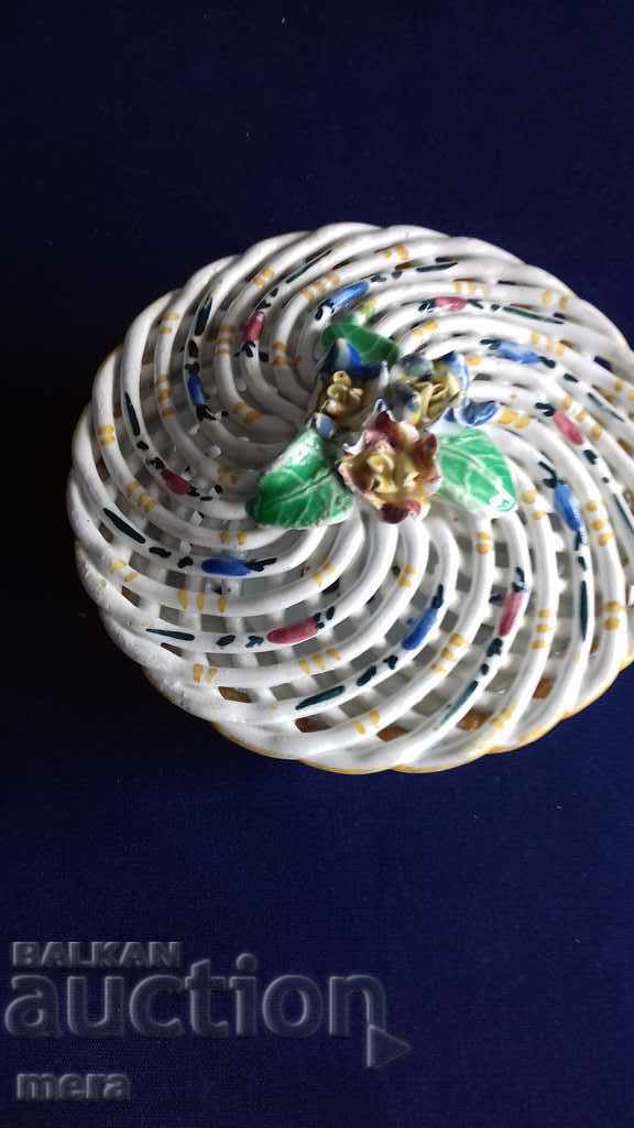 Licitație Bomboniera ajurata din portelan