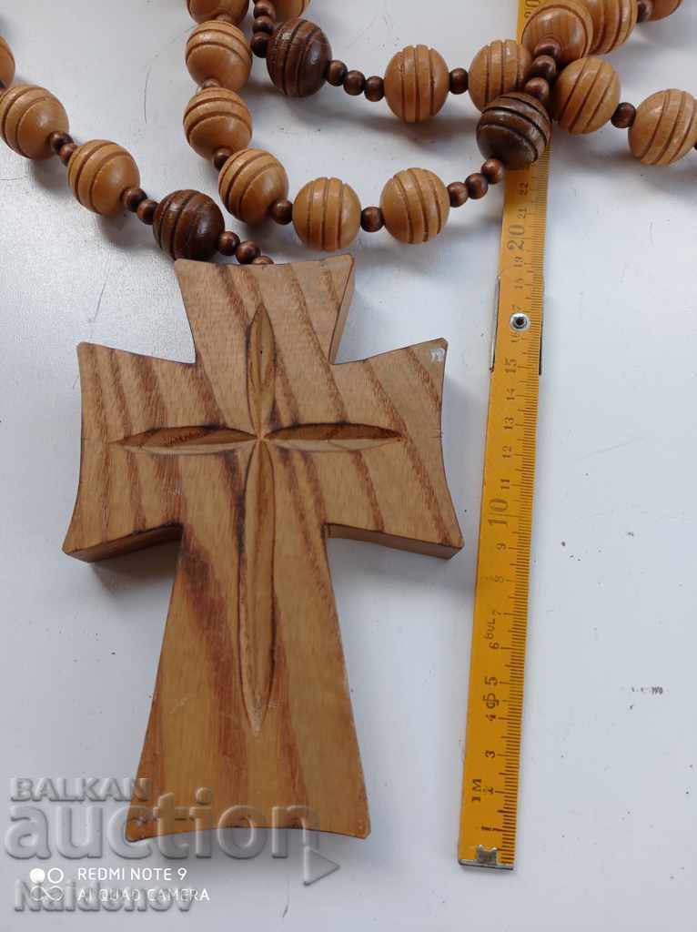Licitație Colier rozar cruce mare din lemn cu lant Licitație Colier rozar cruce mare din lemn cu lant
