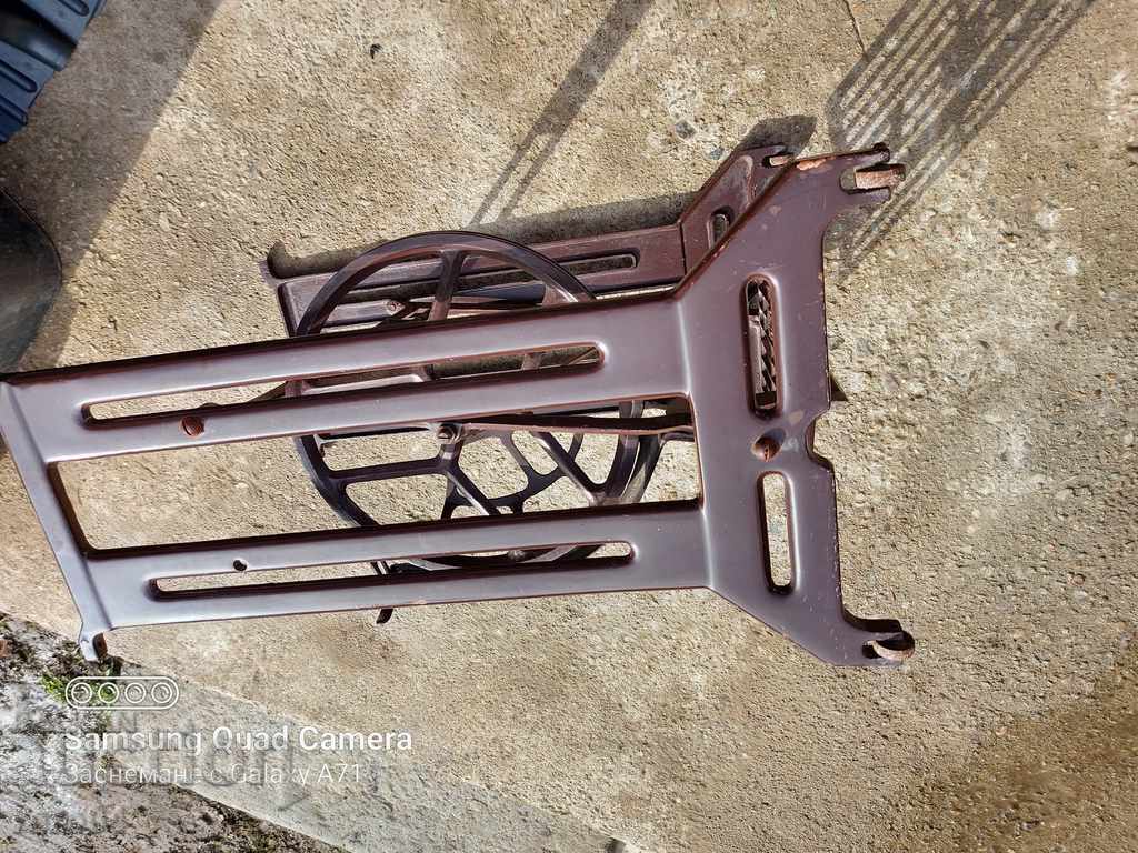 SEWING MACHINE - CHINA - FEET - 6 SEWING MACHINE - CHINA - FEET - 6