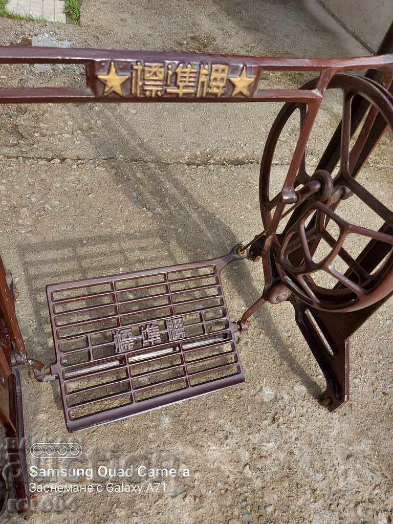 SEWING MACHINE - CHINA - FEET - 7 SEWING MACHINE - CHINA - FEET - 7