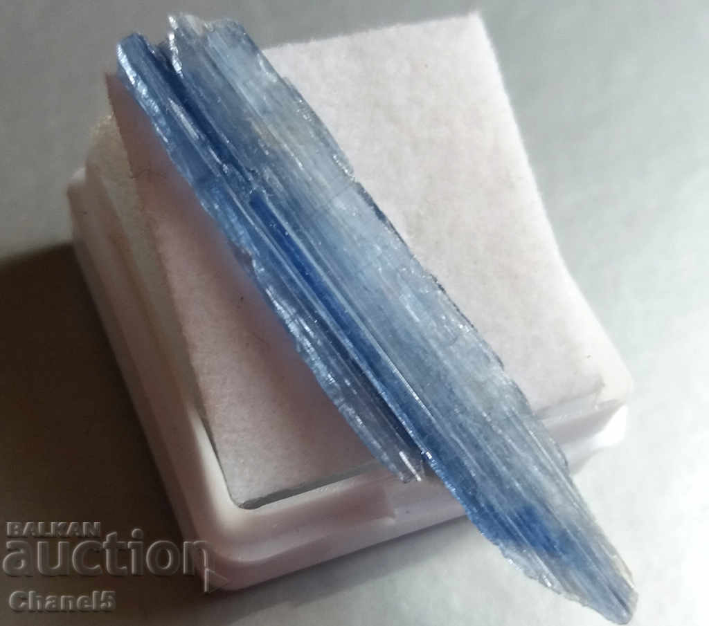 Auction NATURAL RAW KIANITE - 8.30 carats (447) Auction NATURAL RAW KIANITE - 8.30 carats (447)
