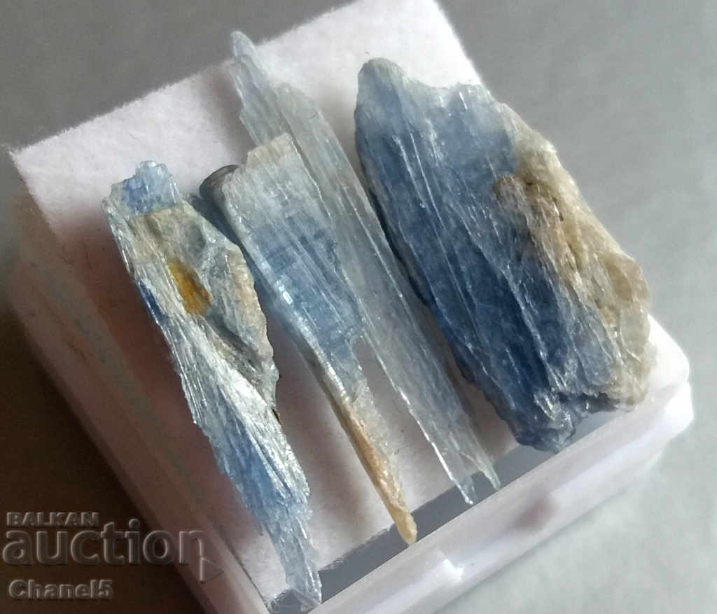 Auction NATURAL RAW KIANITE - 11.15 carats (449) Auction NATURAL RAW KIANITE - 11.15 carats (449)