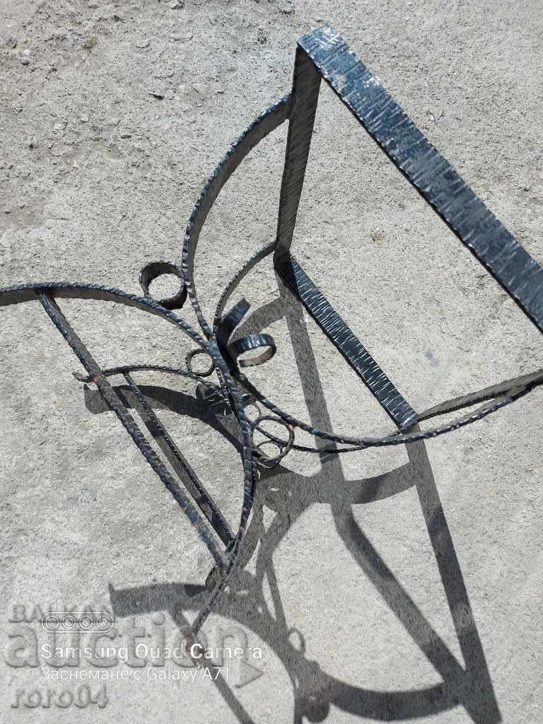 Delivery of BEAUTIFUL OLD WROUGHT TABLE / FLORIST Delivery of BEAUTIFUL OLD WROUGHT TABLE / FLORIST