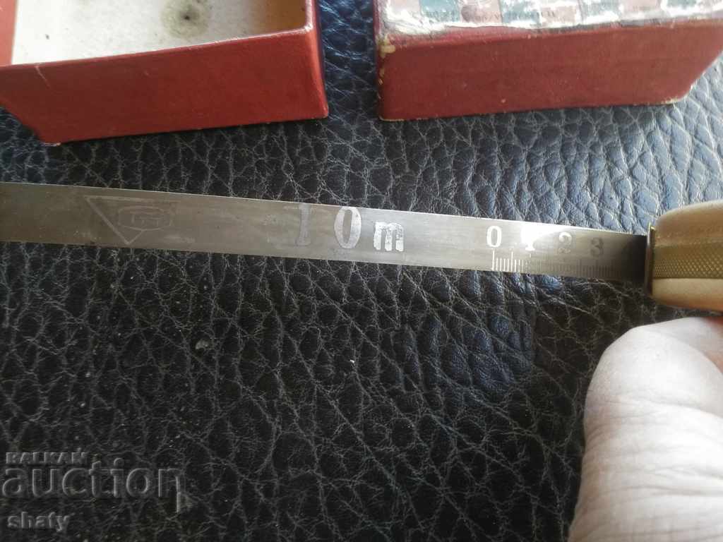 Licitație Banda veche din piele măsoară 10 m.