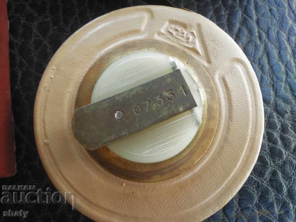 Livrarea Banda veche din piele măsoară 10 m.