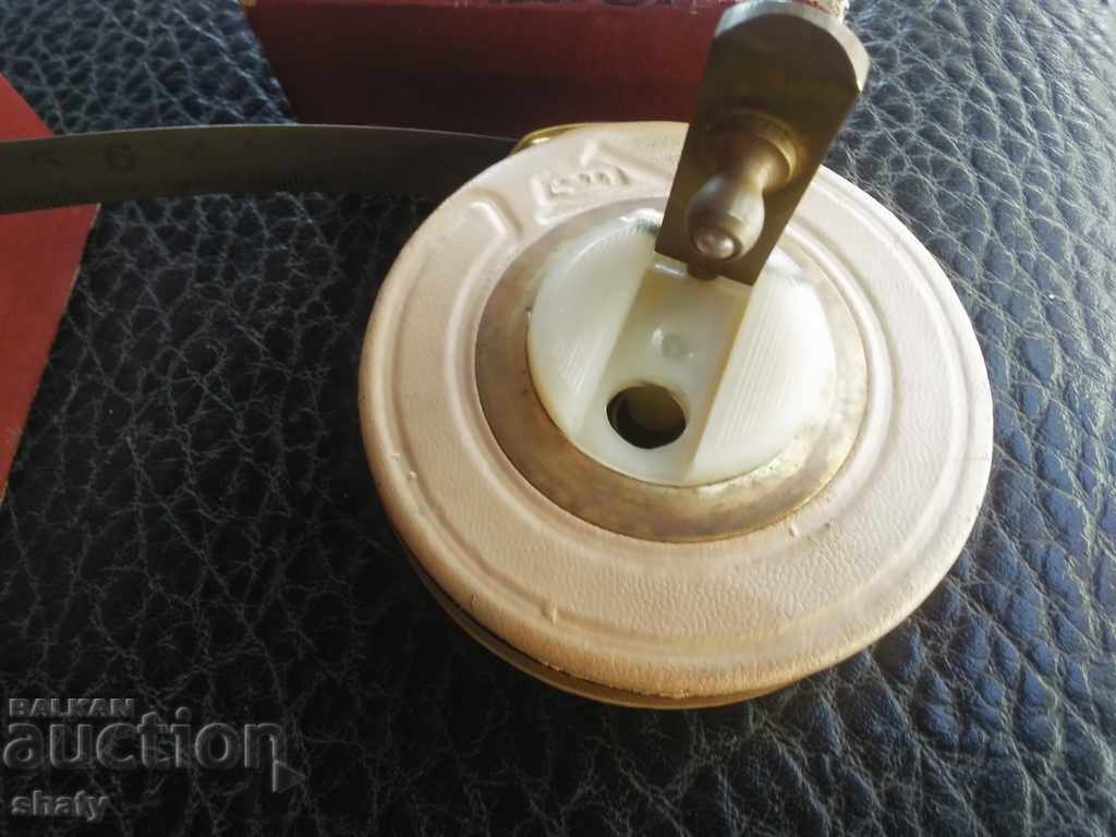 Banda veche din piele măsoară 10 m. - 5