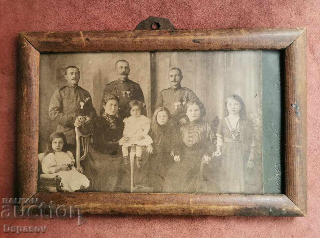 Fotograf de curte Soldați și familie din carton foto