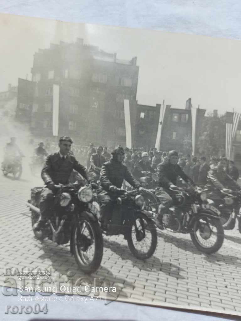 ROCKERS - GUARDS - FLAGS - YELLOW PAVETS with price 95.00 BGN | € 48.57 ROCKERS - GUARDS - FLAGS - YELLOW PAVETS with price 95.00 BGN | € 48.57