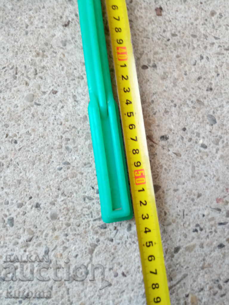 Veche bătătorie de plastic cu preț € 5.10 | 9.97 BGN Veche bătătorie de plastic cu preț € 5.10 | 9.97 BGN