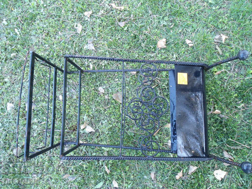 Παλιό μεταλλικό ράφι με τιμή 9.00 BGN | € 4.60