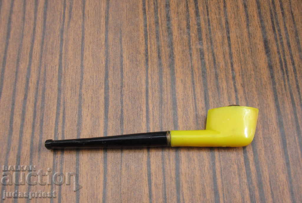 Delivery of retro old women's cigarette