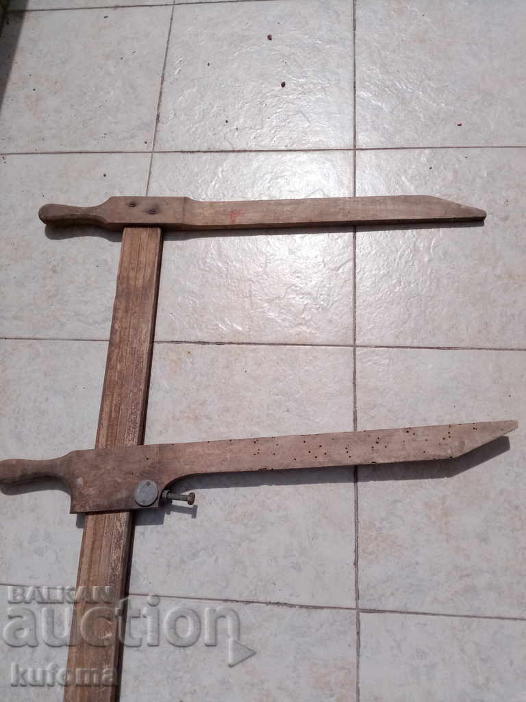 Μια παλιά μεγάλη ξύλινη δαγκάνα με τιμή 99.99 BGN | € 51.12 Μια παλιά μεγάλη ξύλινη δαγκάνα με τιμή 99.99 BGN | € 51.12