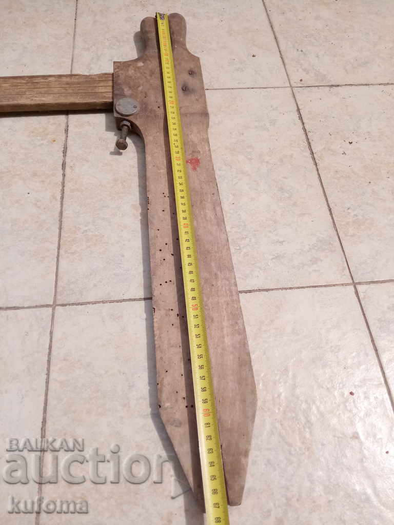 Παράδοση Μια παλιά μεγάλη ξύλινη δαγκάνα Παράδοση Μια παλιά μεγάλη ξύλινη δαγκάνα