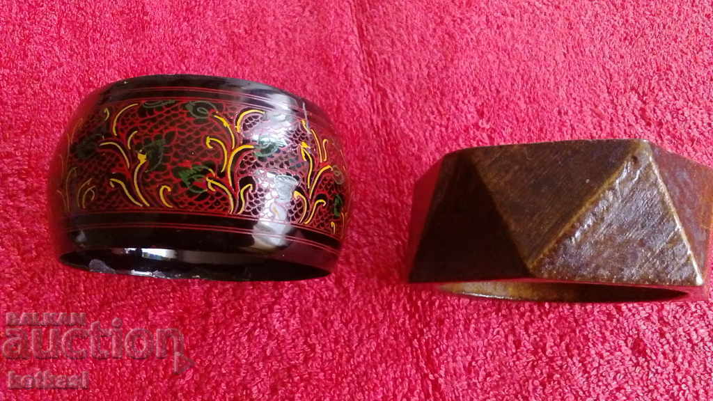 Πολλά δύο ξύλινα βραχιόλια Πολλά δύο ξύλινα βραχιόλια