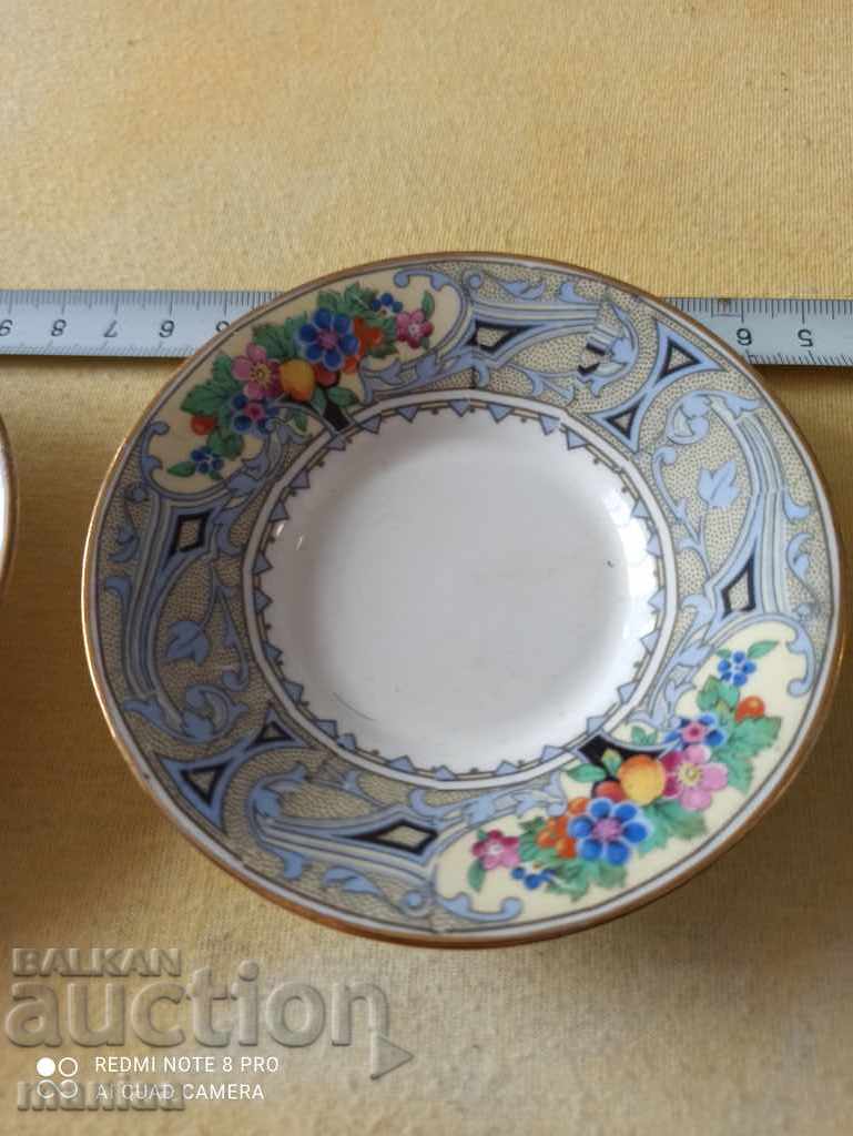 Auction Porcelain small plates, 3 pieces Auction Porcelain small plates, 3 pieces