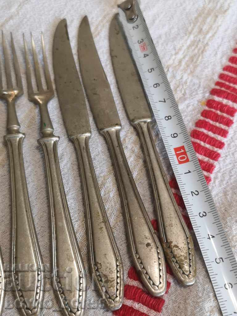 Σετ από παλαιά βασιλικά πιρούνια και μαχαίρια με τιμή 89.00 BGN | € 45.50 Σετ από παλαιά βασιλικά πιρούνια και μαχαίρια με τιμή 89.00 BGN | € 45.50