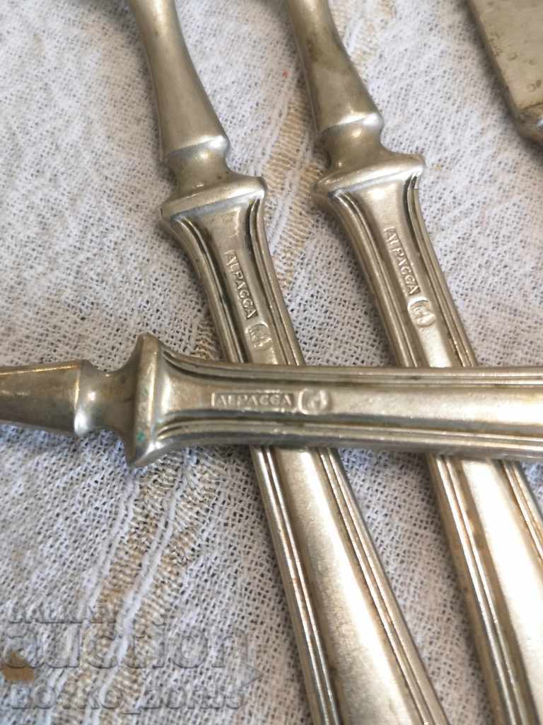 Παράδοση Σετ από παλαιά βασιλικά πιρούνια και μαχαίρια Παράδοση Σετ από παλαιά βασιλικά πιρούνια και μαχαίρια