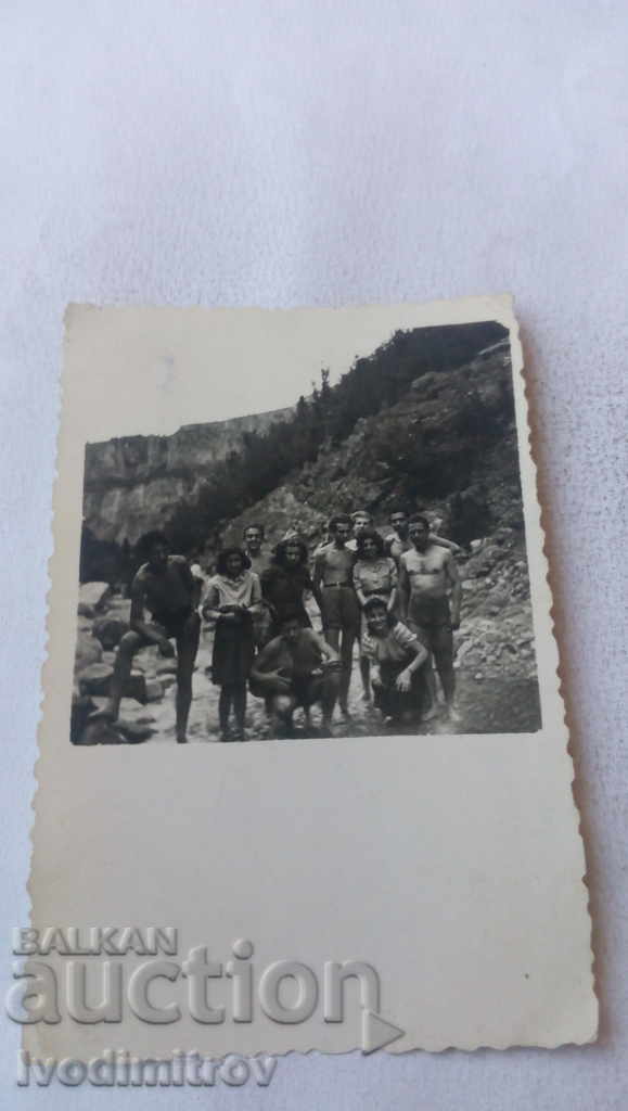 Снимка Лъкатник Мъже и жени в реката 1946