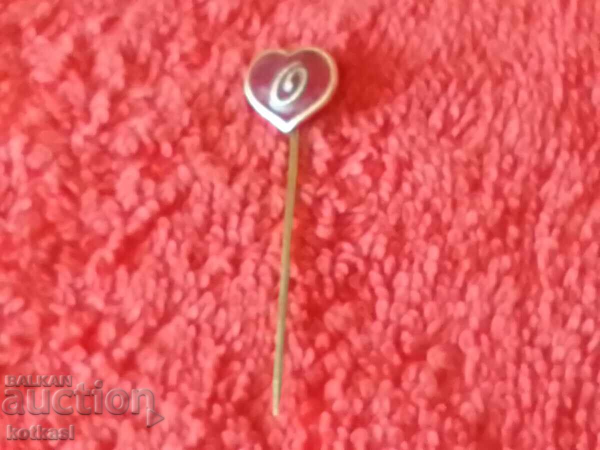 Аукцион Стара царска метална бронз игла емайл значка Буква О сърце Аукцион Стара царска метална бронз игла емайл значка Буква О сърце