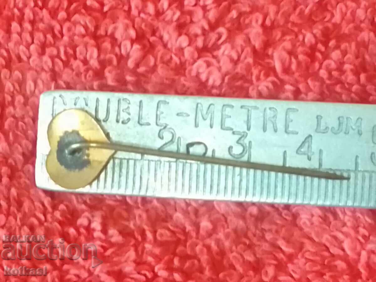 Veche rară ac de broșă regală din bronz cu email, insignă cu litera F, inimă cu preț 4.00 BGN | € 2.05