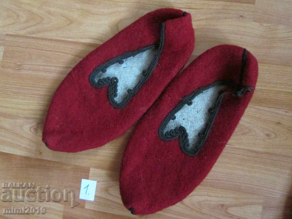 Μάλλινες παντόφλες του 19ου αιώνα με τιμή 90.00 BGN | € 46.02 Μάλλινες παντόφλες του 19ου αιώνα με τιμή 90.00 BGN | € 46.02