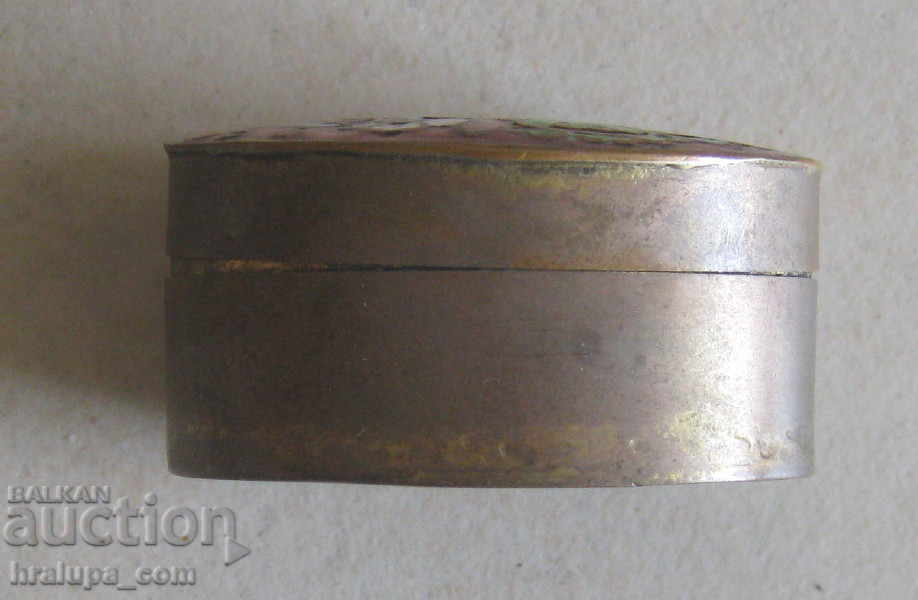 Cutie veche din alamă cu decorație de email cu preț 15.00 BGN | € 7.67