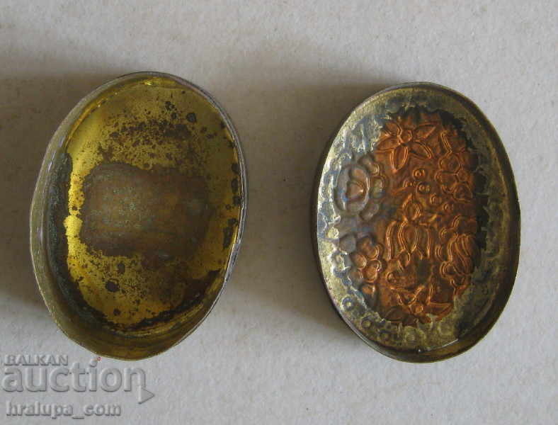 Livrarea Cutie veche din alamă cu decorație de email