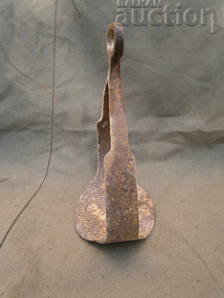 Delivery of an ancient wrought primitive stirrup