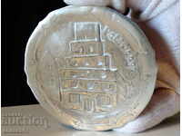 Чиния от калай,релефно изображение на готическа църква.