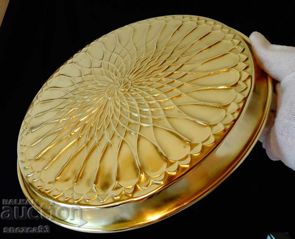 Auction  Wrought iron mold for cake, bread, pan made of brass