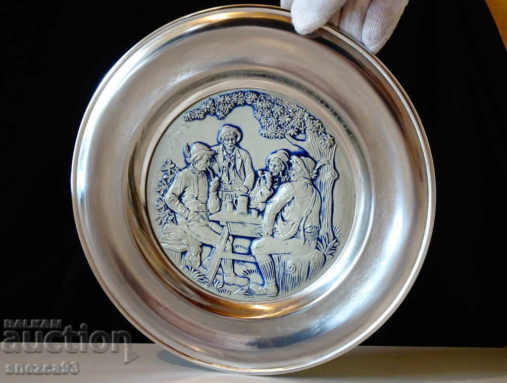 Auction Plate, tin panel with a painting of Hunters. Auction Plate, tin panel with a painting of Hunters.