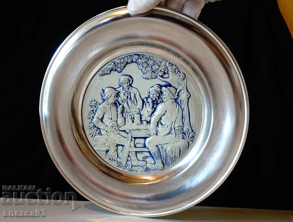 Plate, tin panel with a painting of Hunters. Plate, tin panel with a painting of Hunters.